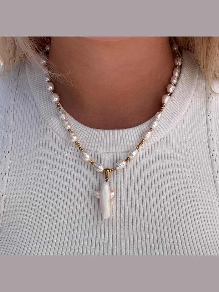 Serene Pearl Necklace